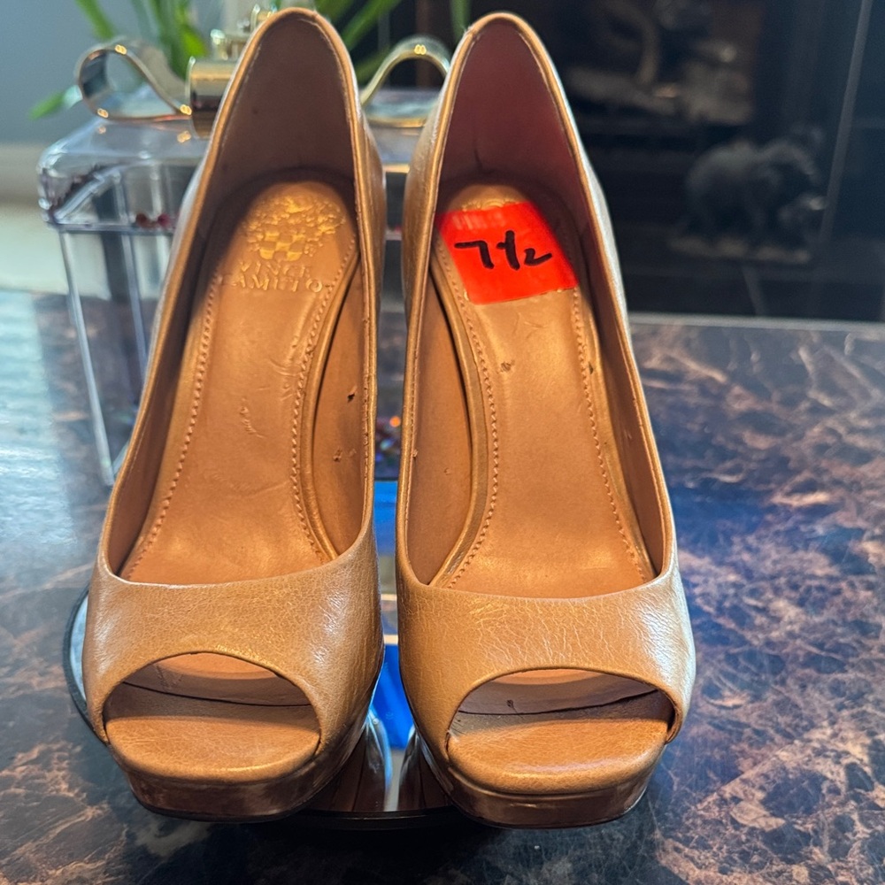 “SOLD” Vince Camuto Polona Leather Peep-Toe Giraffe Print Heels - Size 7.5B - Picture 2 of 9